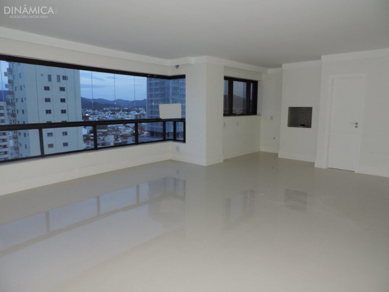 Apartamento no Edifício Residencial  Merithaman com 03 Dormitórios  em Balneário Camboriú no Bairro Centro, duas Vagas de Garagem